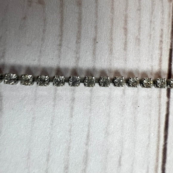 Elegant Vintage Silver Rhinestone Necklace with Hook Closure - Picture 5 of 7